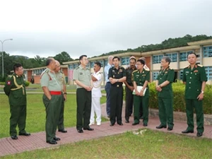 外国驻越南武官代表团探访陆军学院